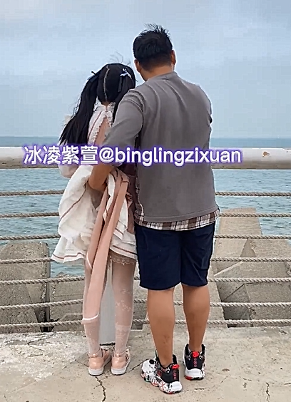 可爱魔法少女『冰凌紫萱』✅小骚穴夹着跳蛋露出，和小哥哥车震啪的坐下去- 淫水哗哗的流出来！各种姿势