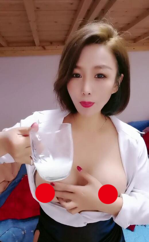 哺乳期美少妇 ，两个大奶子涨奶 ，挤了一杯乳汁 1v754m