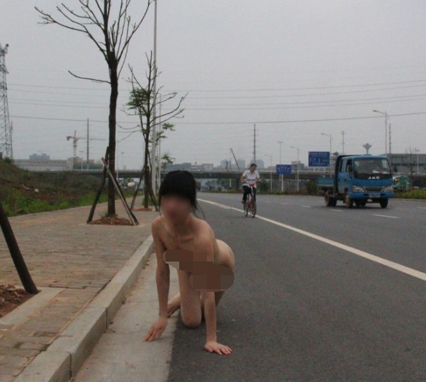 屌炸天露出狂人女神 草莓酱 各种明目张胆露出啪啪视图[515P-26V-753M]