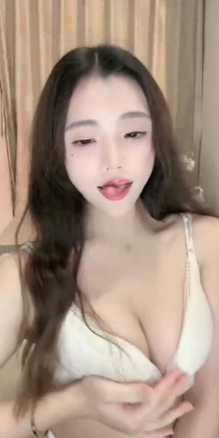 小妮娜 戴乳环的极品主播 1V271M