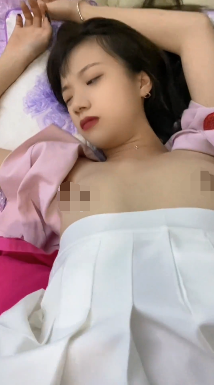 【自打包】窈窕美少女 小桃酱 从清纯到荡妇的过程[24V-1.11G]