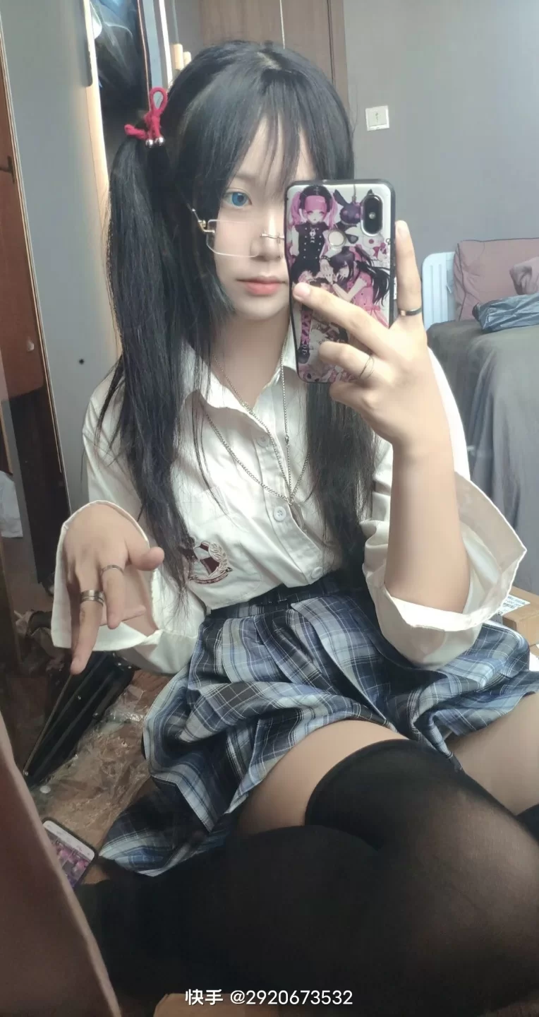 宿野suye in a seductive gaze