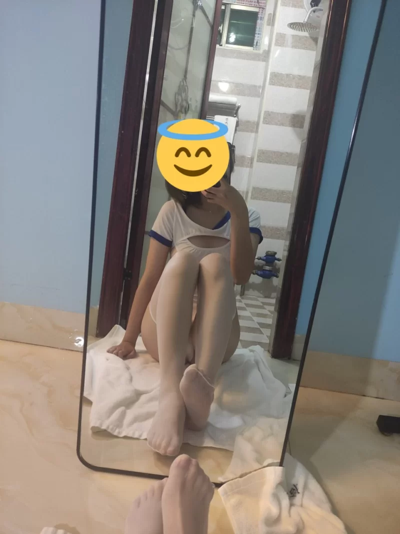 a playful glance over her shoulder