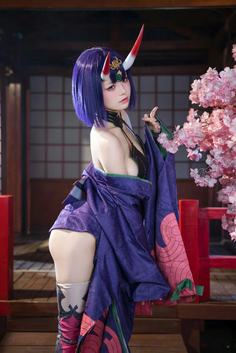 她那臀部誘惑 輕微地扭動