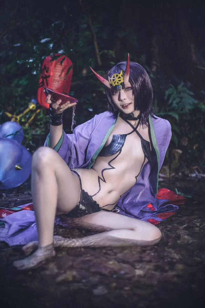 玉手輕輕擺放 展示出無限的風情