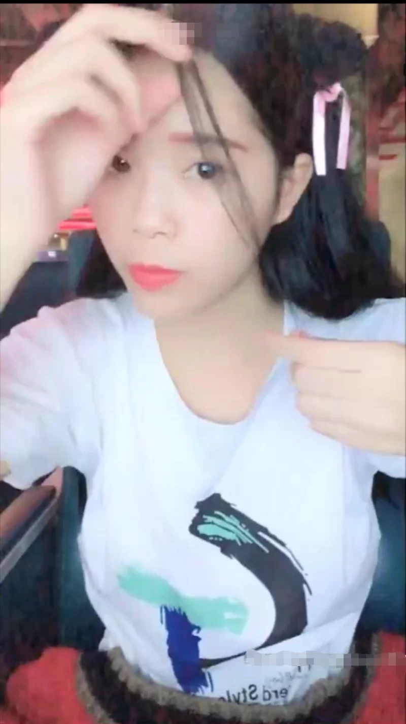 户外极品主播《小母狗很骚哦》网吧大胆露出道具自慰高潮喷水～勾引啪啪（可分开下载） [100V-34GB]