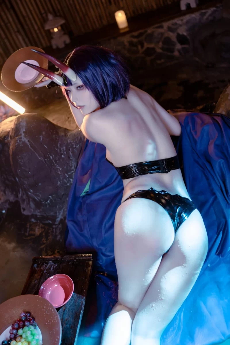 修長的雙腿併攏 讓人遐想