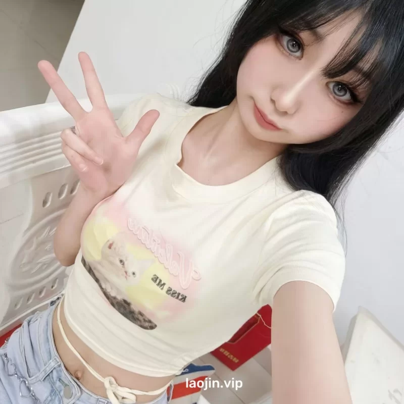 漫展拿下的19岁学生妹coser，完美露脸，很嫩很乖巧 [1v-106.9m]