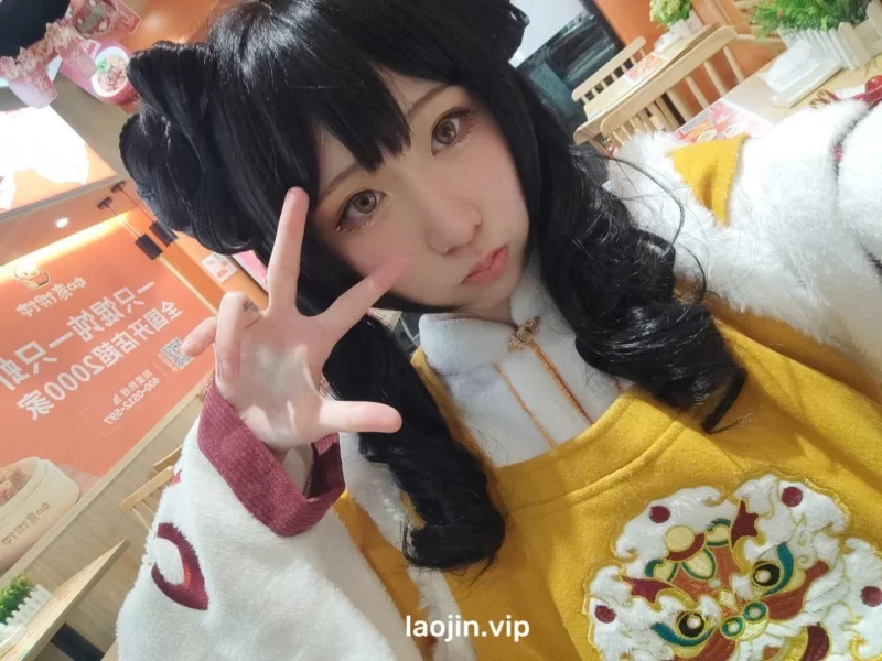 漫展拿下的19岁学生妹coser，完美露脸，很嫩很乖巧 [1v-106.9m]