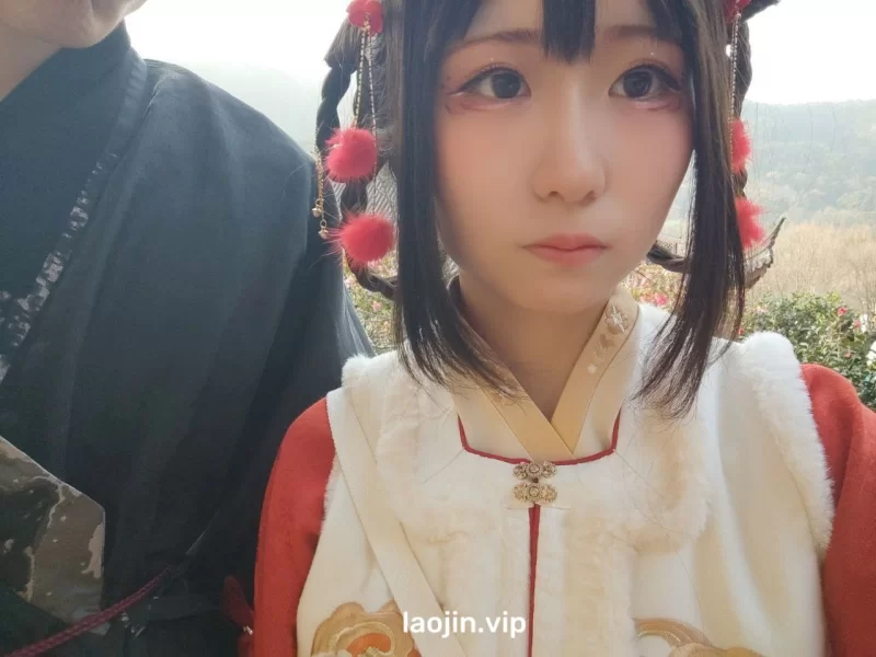漫展拿下的19岁学生妹coser，完美露脸，很嫩很乖巧 [1v-106.9m]