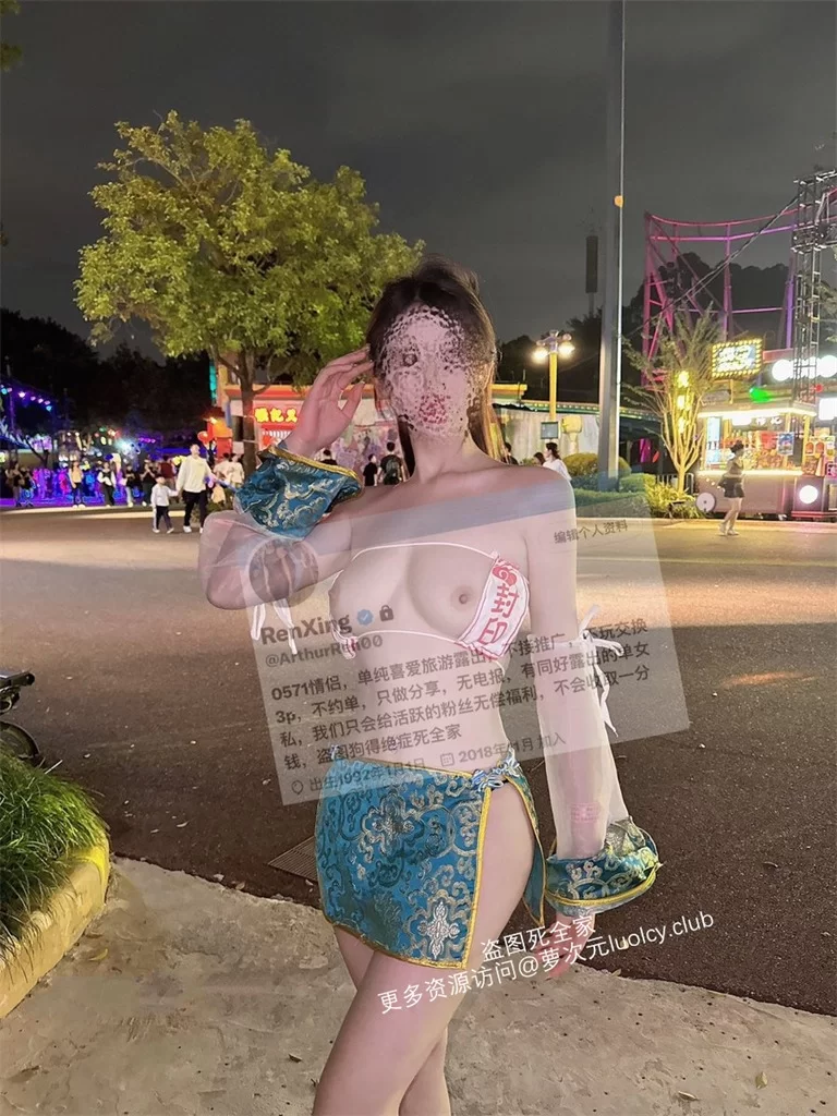 商场里人头攒动她深呼吸感受着即将到来的危险与快感